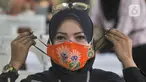 Peserta menjajal masker yang dibuat dari kain perca saat kegiatan pelatihan di Kantor Sudin Pendidikan Wilayah I, Kompleks Wali Kota Jakarta Pusat, Selasa (26/10/2021). Pelatihan ini untuk memberikan peserta keterampilan agar siap dalam mengisi kesempatan kerja. (merdeka.com/Iqbal S Nugroho)