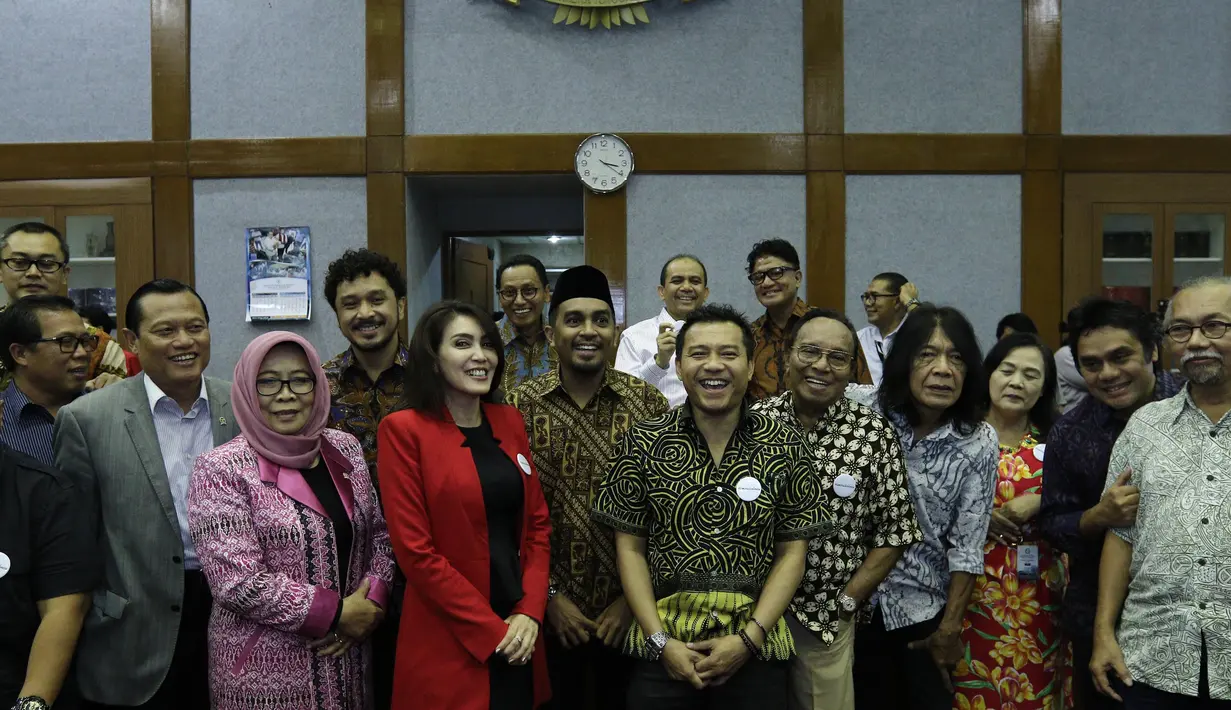 Sejumlah musisi dari lintas generasi, mendatangi gedung DPR/MPR. Kedatangan para musisi ini guna menggelar audiensi terkait Rancangan Undang Undang (RUU) Permusikan. (Nurwahyunan/Bintang.com)