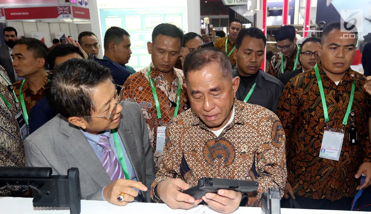 Menhan Ryamizard Ryacudu melihat salah satu senjata selama pameran Indo Defence 2018 Expo and Forum, Jakarta, Rabu (9/11). Pameran ini menjadi ajang promosi bisnis dan teknologi bagi industri pertahanan Indonesia dan dunia. (Liputan6.com/Johan Tallo)