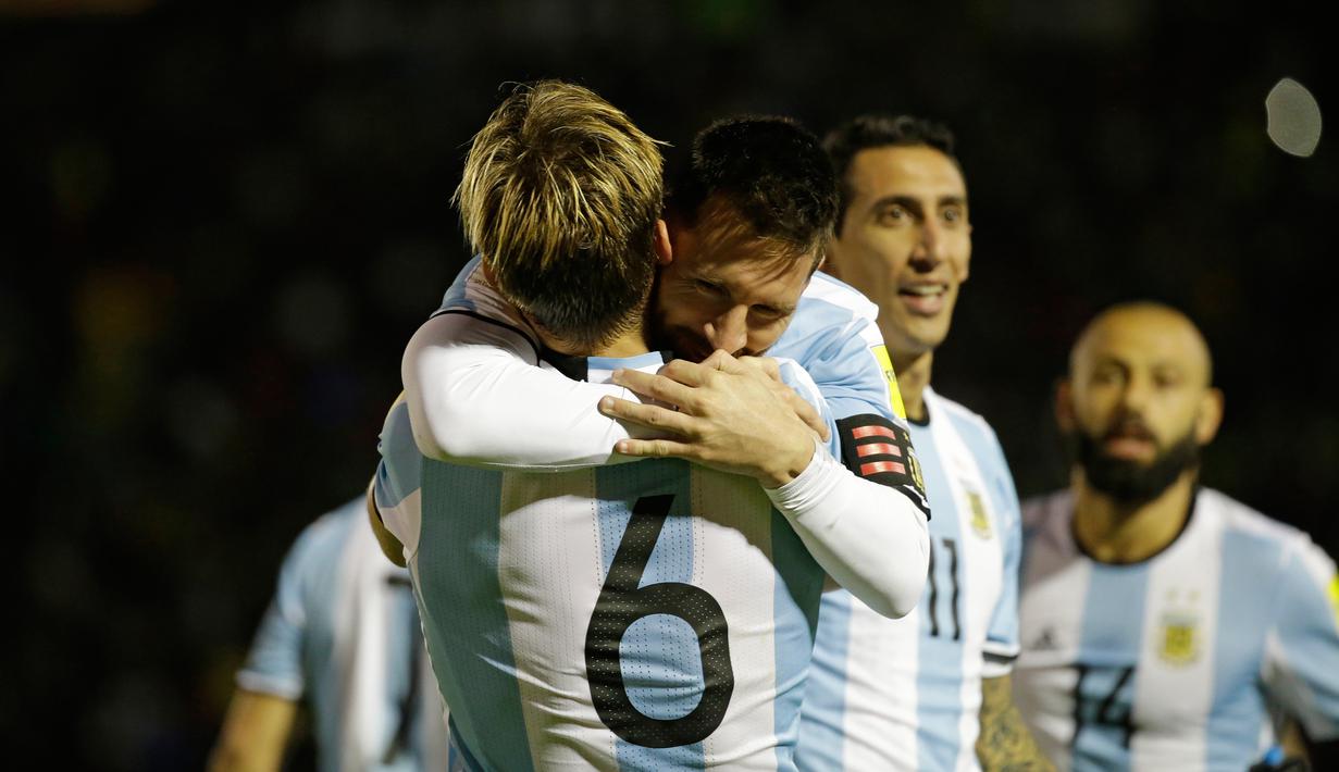 Pemain timnas Argentina, Lionel Messi dan rekan setimnya merayakan gol ke gawang Ekuador pada Kualifikasi Piala Dunia 2018, di Stadion Atahualpa, Rabu (11/10). Hat-trick Messi membawa Argentina lolos ke Piala Dunia dengan skor 3-1. (AP/Fernando Vergara)