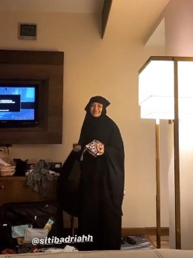 6 Momen Siti Badriah Ibadah Umrah Bareng Suami, Cantik Pakai Cadar