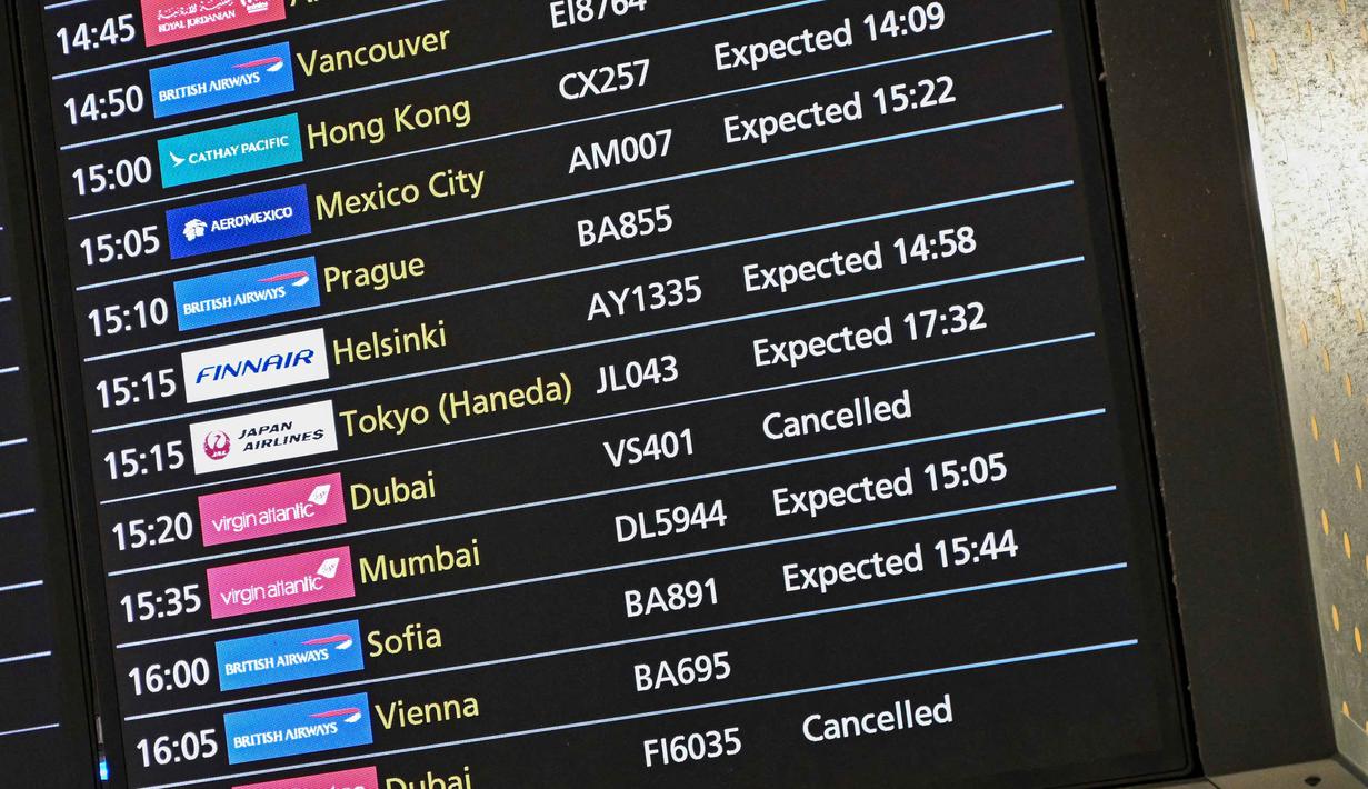 Layar monitor menunjukkan papan kedatangan Terminal 3, dengan penerbangan dari Dubai yang dibatalkan, di Bandara Heathrow, London pada Minggu 1 Maret 2026. Sejumlah maskapai penerbangan mengumumkan penghentian sementara seluruh penerbangan dari dan menuju Dubai, Uni Emirat Arab. (JUSTIN TALLIS/AFP)