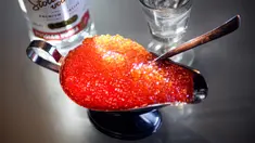 Telur ikan salmon atau kaviar merah terlihat di Moskow, Rusia, 22 November 2021. Warga Rusia yang ingin menikmati liburan musim dingin tradisional mereka dengan kaviar merah akan kecewa tahun ini, menyusul harga mencapai rekor tertinggi dalam sejarah. (Alexander NEMENOV/AFP)