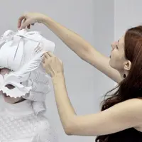 Ada yang penasaran bagaimana rasanya memakai gaun pengantin dari kardus?