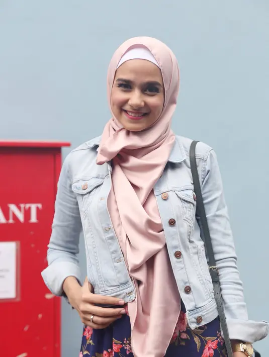 "Akhirnya sadar karena kewajiban seorang wanita aja. Alhamdulillah sebenarnya ada nazar juga hanya saya suami dan tuhan yang tahu," lanjut Sonya. (Andy Masela/Bintang.com)