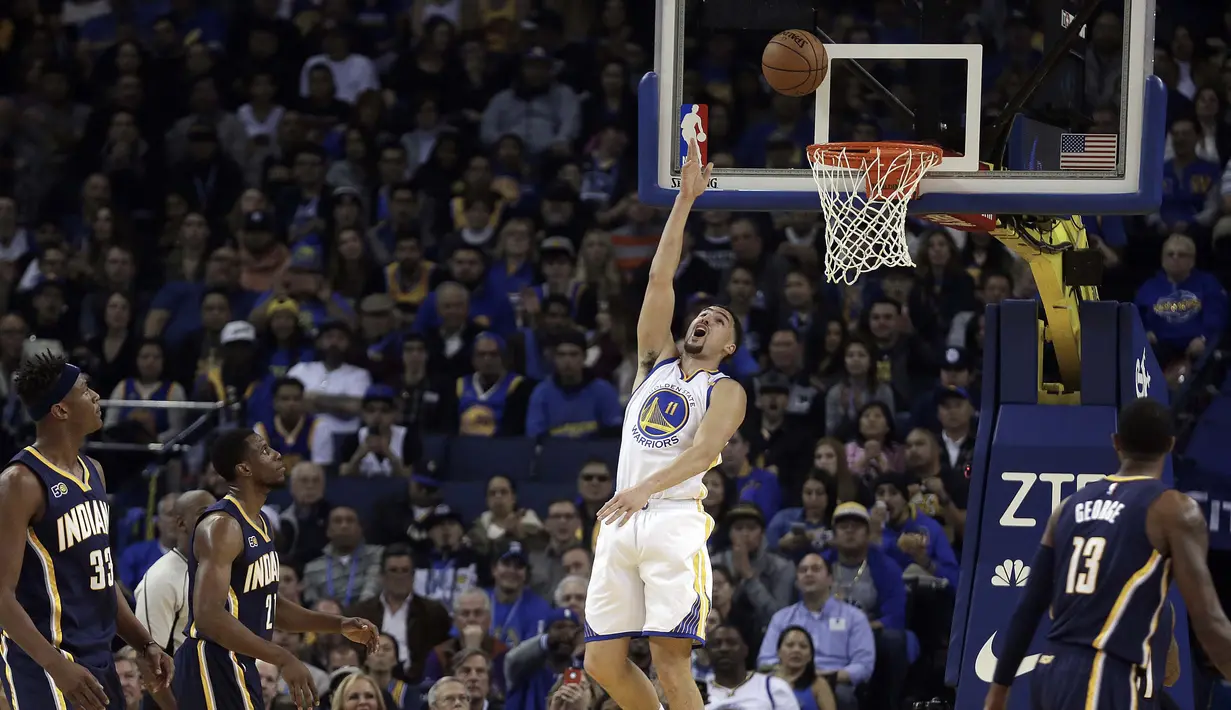 Aksi Pemain Golden State Warriors, Klay Thompson memasukan bola saat melawan Indiana Pacers pada laga NBA Oracle Arena,Oakland, California, (5/12/2016). (AP/Ben Margot)