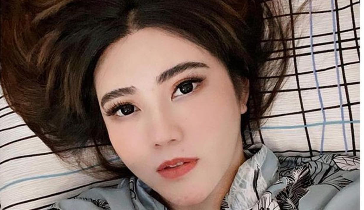 Sebagai selebritas Tanah Air, Via Vallen kerap mengabadikan momen-momen di kesehariannya. Seperti saat ia bersantai di kamar sambil memakai piyama. Gaya santainya ini curi perhatian netizen yang menyebut aura kecantikannya begitu terpancarkan. (Liputan6.com/IG/@viavallen)