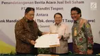 Wadirut Bank Mandiri Sulaiman Arif Arianto (tengah) dan Dirut Taspen Iqbal Latanro (kiri) menunjukkan dokumen penguatan modal Bank Mantap disaksikan Dirut Bank Mantap Josephus Koernianto Triprakoso, Jakarta, Selasa (18/12). (Liputan6.com/Angga Yuniar)