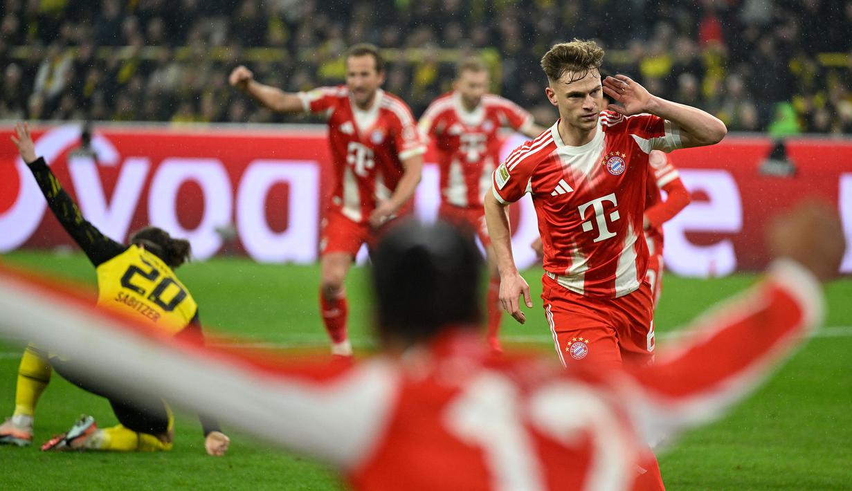 Joshua Kimmich menjadi pencetak gol penentu kemenangan dalam laga lanjutan Liga Jerman 2025/2026 antara Borussia Dortmund melawan Bayern Munchen di Signal Iduna Park, Sabtu (28/02/2026) waktu setempat. (AFP/Ina Fassbender)