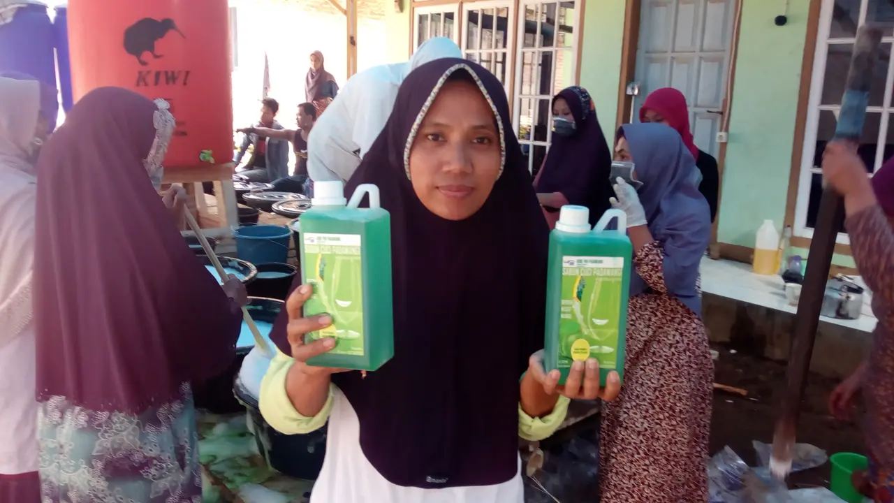 Eli Liawati, anggota KUBE Padawangi menunjukan sampel sabun cuci cair yang dipesan Presiden Jokowi