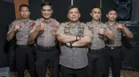 Personil grup band C19 dari anggota polisi Jambi. Mereka menyanyikan lagu dan merilis video klip yang berjudul semangat lawan corona covid-19. (Liputan6.com / Istimewa)