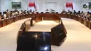 Presiden Jokowi didampingi Wakil Presiden Ma'ruf Amin memimpin rapat terbatas (ratas) di Kantor Presiden, Jakarta, Rabu (30/10/2019). Rapat terbatas perdana dengan jajaran menteri Kabinet Indonesia Maju itu membahas Penyampaian Program dan Kegiatan di Bidang Perekonomian. (Liputan6.com/Angga Yuniar)