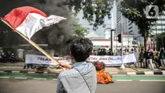 Pengunjuk rasa yang tergabung dalam gerakan nasional tolak reklamasi (Gentar) mengibarkan bendera merah putih didepan Gedung Balaikota, Jakarta, Rabu (8/7/2020). Dalam aksinya mereka meminta Gubernur DKI Jakarta Anies Baswedan untuk menghentikan Reklamasi Pantai Ancol. (Liputan6.com/Faizal Fanani)