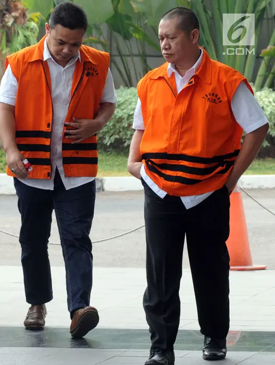 Dua tersangka Eka Kamaludin dan Kabag ULP Purbalingga Hadi Iswanto tiba di gedung KPK, Jakarta, Kamis (12/7). Eka Kamaludin diperiksa terkait kasus dana perimbangan keuangan daerah APBN Perubahan TA 2018. (Merdeka.com/Dwi Narwoko)