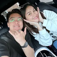 Kabar mengenai kedekatan Ayu Ting Ting dan Boy William kembali ramai diperbincangkan oleh netizen di media sosial. Terlebih, keduanya juga kerap terlihat mengunggah momen bersama melalui akun media sosial masing-masing. (Liputan6.com/IG/@boywilliam17)