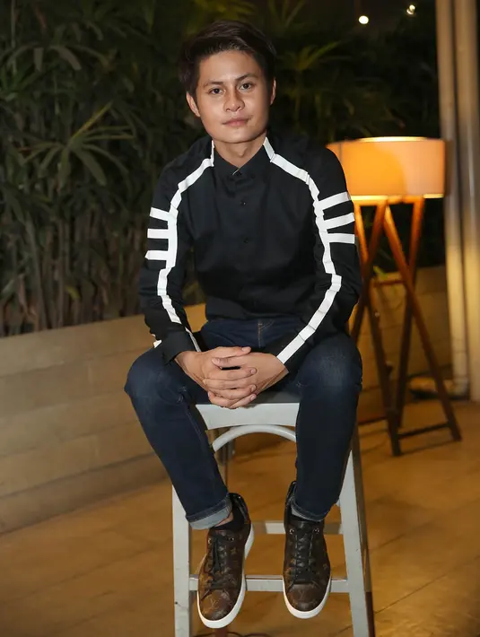 "Sebetulnya 100 persen lingkungan saya Islam, jadi saya suka ikut-ikut pengajian. Saya dengar azan Magrib tuh tenang. Setiap lihat orang ke masjid itu ingin ikut. Saya berdoa, ya Allah kalau diridoi saya ingin masuk Islam," ucap Esal Revano. 