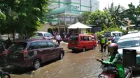 Banjir rob genangi depan RSUD Koja