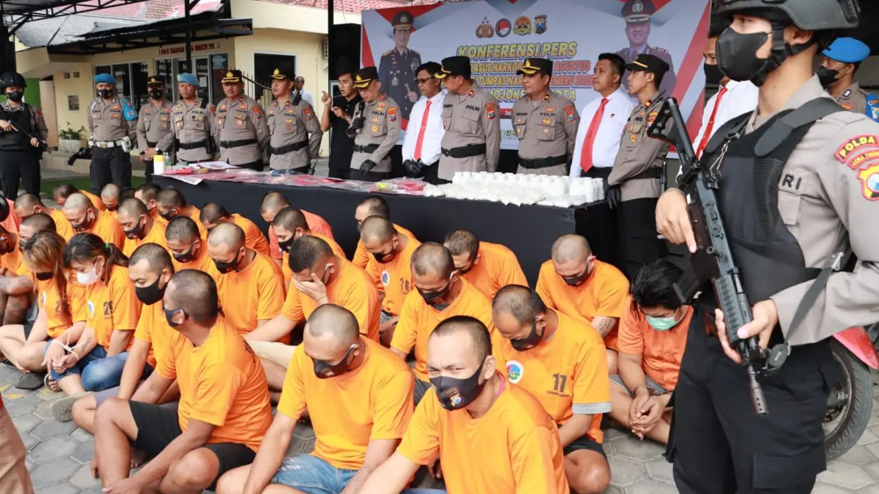 Para tersangka narkoba diamankan di Mapolreta Mojokerto. (Dian Kurniawan/Liputan6.com)