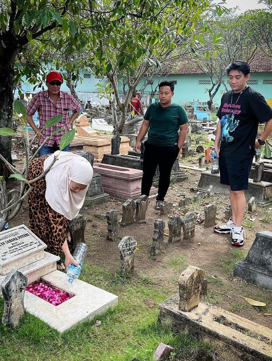 Ifan Seventeen memang cukup rutin mengunjungi makam mendiang istrinya dulu. Bahkan, Citra Monica juga kerap menemaninya. Namun, kali ini Ifan ditemani oleh kembarannya, Riedhan Fajarsyah. Hal itu karena kondisi kesehatan Citra Monica yang sedang tidak fit. (Liputan6.com/IG/@ifanseventeen)