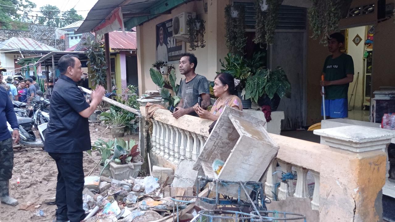 Pemprov Sultra mengunjungi dan memberikan bantuan bagi korban banjir Kendari.