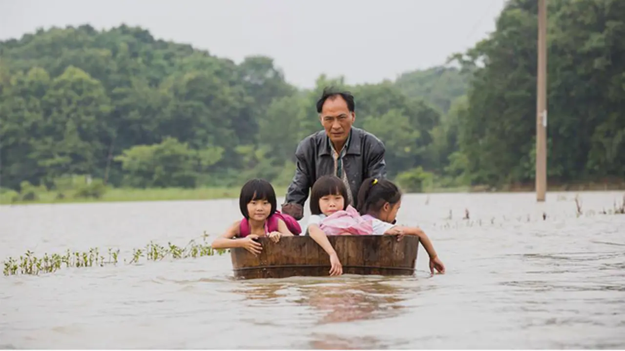 Perjuangan Kakek Antar Cucu Sekolah Sambil Mengarungi Banjir