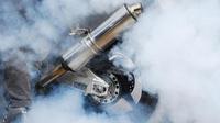 Bau menyengat dari knalpot motor bisa jadi sinyal awal kerusakan mesin yang tidak boleh diabaikan (Pixabay)