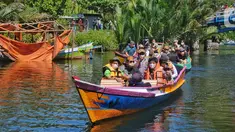 Menparekraf Sandiaga Uno dan Youtuber Atta Halilintar menyusuri sungai menggunakan perahu pada peresmian Kampung Karst Rammang Rammang, Sulawesi Selatan, Kamis (17/06/2021). Kegiatan tersebut merupakan rangkaian promosi dalam program Anugerah Desa Wisata Indonesia 2021. (Liputan6.com/HO/Parekraf)