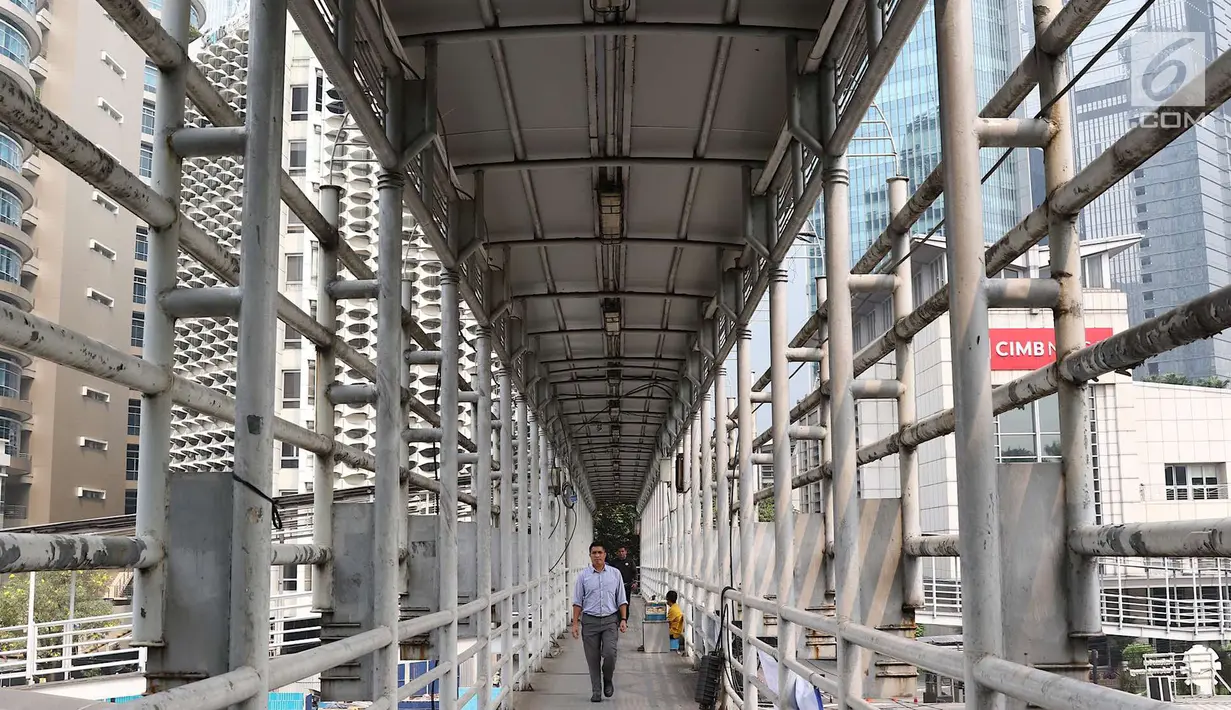 Pejalan kaki melintasi JPO Gelora Bung Karno di Jakarta, Kamis (3/5). Prioritas utama yang akan direnovasi terlebih dahulu, yaitu JPO Polda Metro Jaya, JPO Ratu Plaza, dan JPO Gelora Bung Karno. (Liputan6.com/Immanuel Antonius)