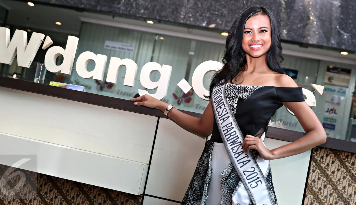 Puteri Indonesia Pariwisata 2015, Gresya Amanda Maaliwiga berpose usai diskusi dengan wartawan di Jakarta, Senin (18/1/2016). (Liputan6.com/Immanuel Antonius)