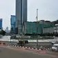 Sejumlah kendaraan saat melintas di kawasan Bundaran HI, Jakarta, Jumat (3/4/2015).  Kondisi jalanan lengang disebabkan libur panjang yang bertepatan libur paskah dan banyaknya masyarakat Jakarta yang berlibur ke luar kota. (Liputan6.com/ Faizal Fanani)
