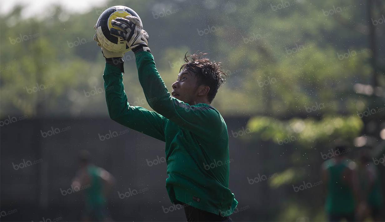 Kiper Awan Setho, menangkap bola saat mengikuti latihan untuk seleksi Timnas Indonesia U-19. (Bola.com/Vitalis Yogi Trisna)