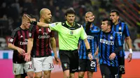 Pemain AC Milan dan Inter Milan berdebat dengan wasit Antonio Damato Di Barletta pada lanjutan Serie A Italia di Stadion San Siro, Milan, Senin (1/2/2016) dini hari WIB. (AFP/Olivier Morin)