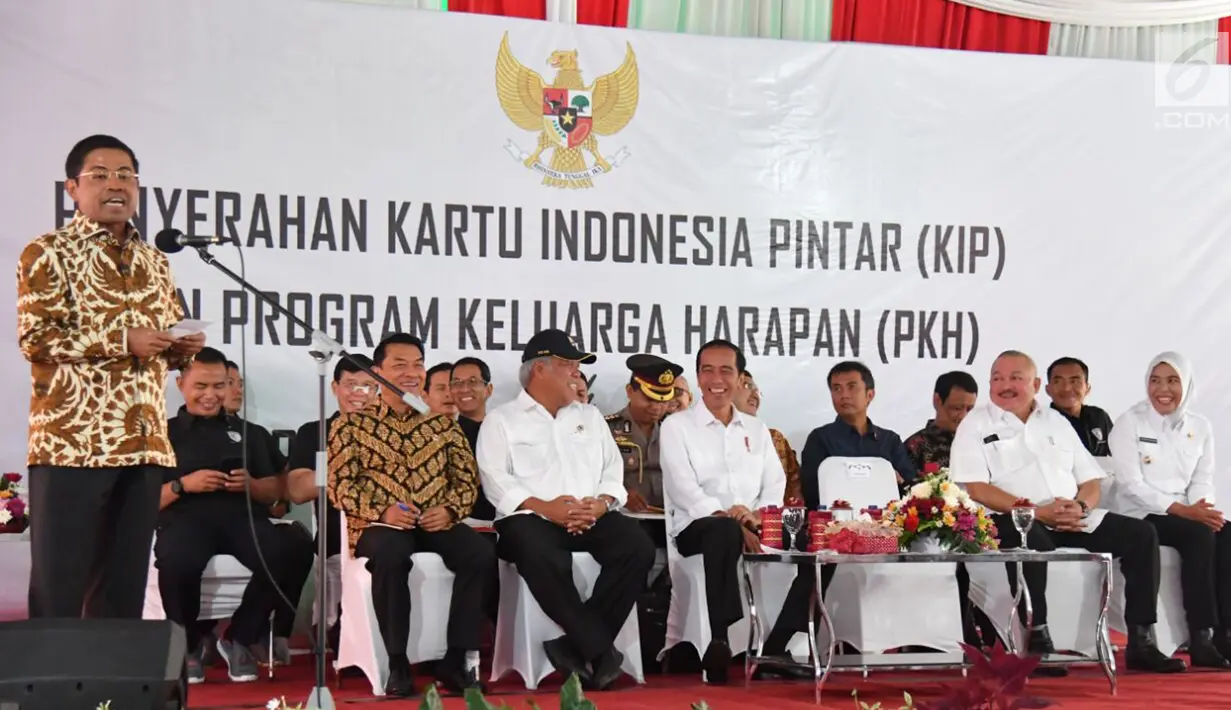 Menteri Sosial Idrus Marham memberi sambutan saat mendampingi Presiden Jokowi dalam penyerahan KIP dan PKH di SMA Negeri 1 Palembang, Sumatra Selatan (22/1). (Liputan6.com/Pool/Biro Setpres)