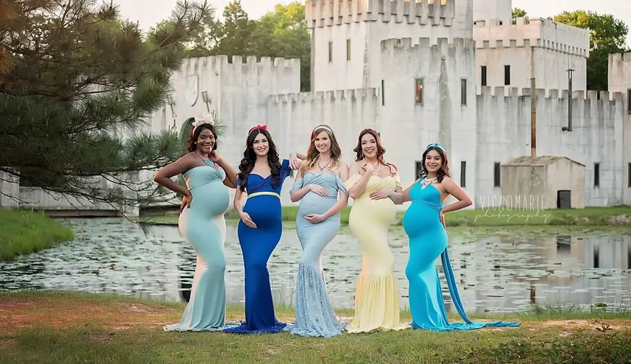 Sejumlah wanita yang sedang hamil besar mengenakan kostum layakanya karakter Putri Disney berpose saat sesi pemotretan. Para wanita hamil ini berpose saat sesi pemotretan yang dilakukan oleh fotografer Vic dan Marie. (Instagram/vicandmariephotography)