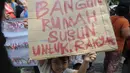 Demo di depan Balaikota DKI ini didominasi para ibu-ibu yang juga membawa serta anak mereka, Jakarta, (11/9/14). (Liputan6.com/Herman Zakharia)