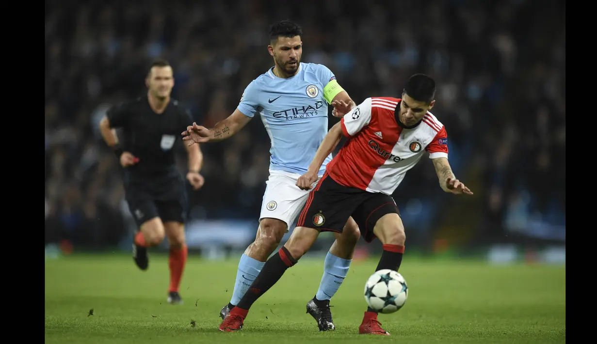 Kevin Diks pernah menghadapi pemain-pemain top ketika memperkuat Feyenoord Rotterdam di Liga Champions 2017/2018. Saat bertemu Manchester City, Kevin Diks berduel dengan Sergio Aguero. (AFP/Oli Scarff)