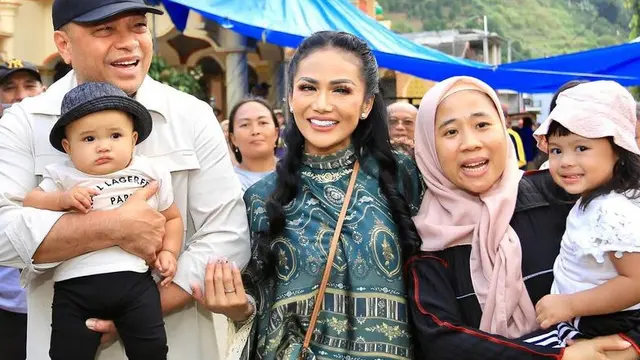 Krisdayanti Saat Idul Adha dan Liburan di Malang Bersama Dua Cucu. [@krisdayantilemos]