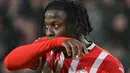 Tuan rumah, PSV Eindhoven berhasil meyamakan kedudukan lewat tendangan keras dari luar kotak penalti Johan Bakayoko pada menit ke-35. (NICOLAS TUCAT/AFP)