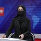 Khatereh Ahmadi, seorang presenter TOLO News di Kabul, Afghanistan hari Minggu (22/5/2022) mengudara dengan wajah tertutup. (AP)