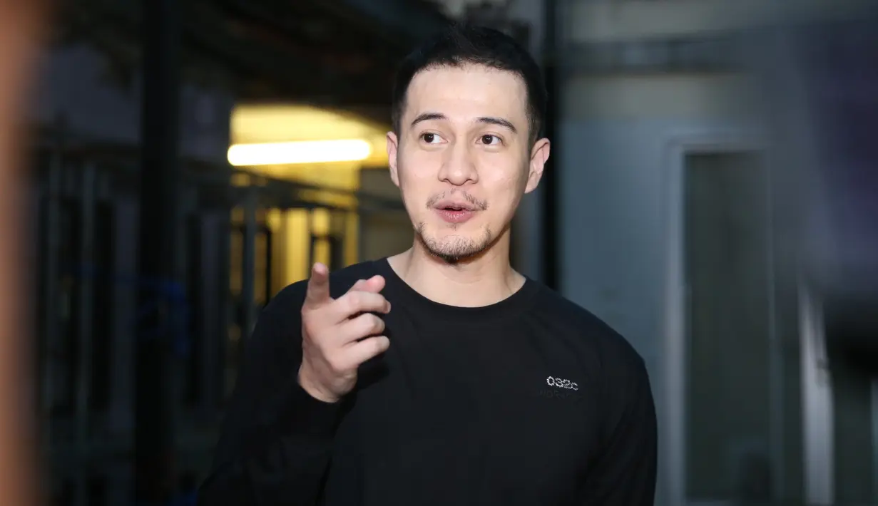 "Senang banget masuk chart iTunes kemarin baru seminggu urutan 8, masuk chart spotify semuanya masuk chart dan seneng pas waktu itu," lanjut pemeran film Tenggelamnya Kapal Van Der Wijk itu. (Nurwahyunan/Bintang.com)