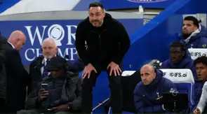 Pelatih kepala Tottenham Hotspur asal Italia, Roberto De Zerbi, mengamati para pemain dari pinggir lapangan selama pertandingan Liga Inggris antara Chelsea dan Tottenham Hotspur di Stamford Bridge di London pada 19 Mei 2026. (Adrian Dennis/AFP)