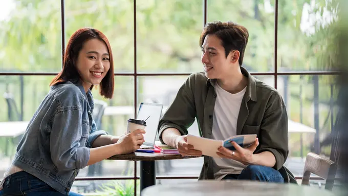 perempuan dan pasangan maret 7