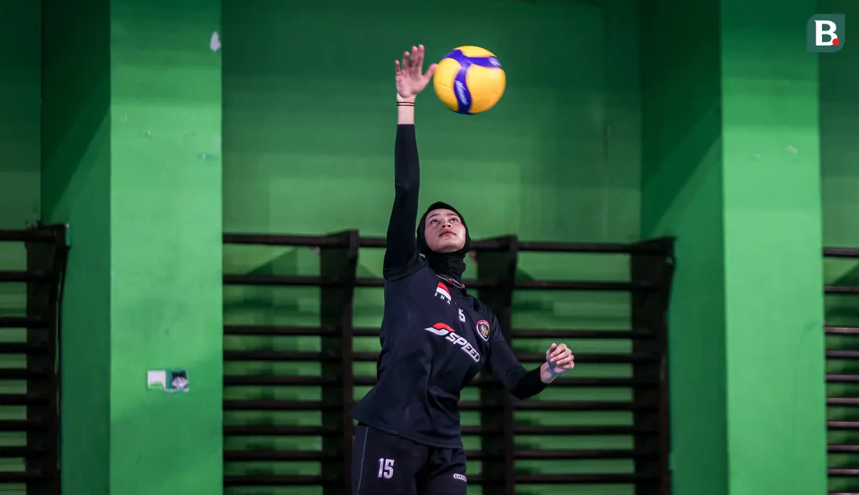 Pemain tim Indonesia All Star, Hany Budiarti melakukan servis saat berlatih jelang laga Fun Volleyball 2024 melawan Red Sparks di GOR Bulungan, Jakarta Selatan, Jumat (19/04/2024). (Bola.com/Bagaskara Lazuardi)