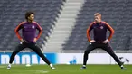 Pemain Manchester City Leroy Sane dan Kevin De Bruyne berlatih jelang menghadapi Tottenham Hotspur pada leg pertama perempat final Liga Champions di Stadion Tottenham Hotspur, London, Inggris, Senin (8/4). City yakin menang meski bermain di stadion baru Tottenham. (Reuters/John Sibley)