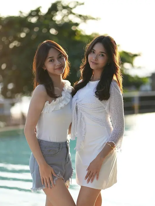 Untuk gaya kasual, Sydney memberikan inspirasi dengan tampilan chic menggunakan one-shoulder top beraksen ruffles yang dipadukan dengan denim hotpants, menciptakan look santai namun tetap modis. [@cuttaryofficial/@sydneyazkassya].