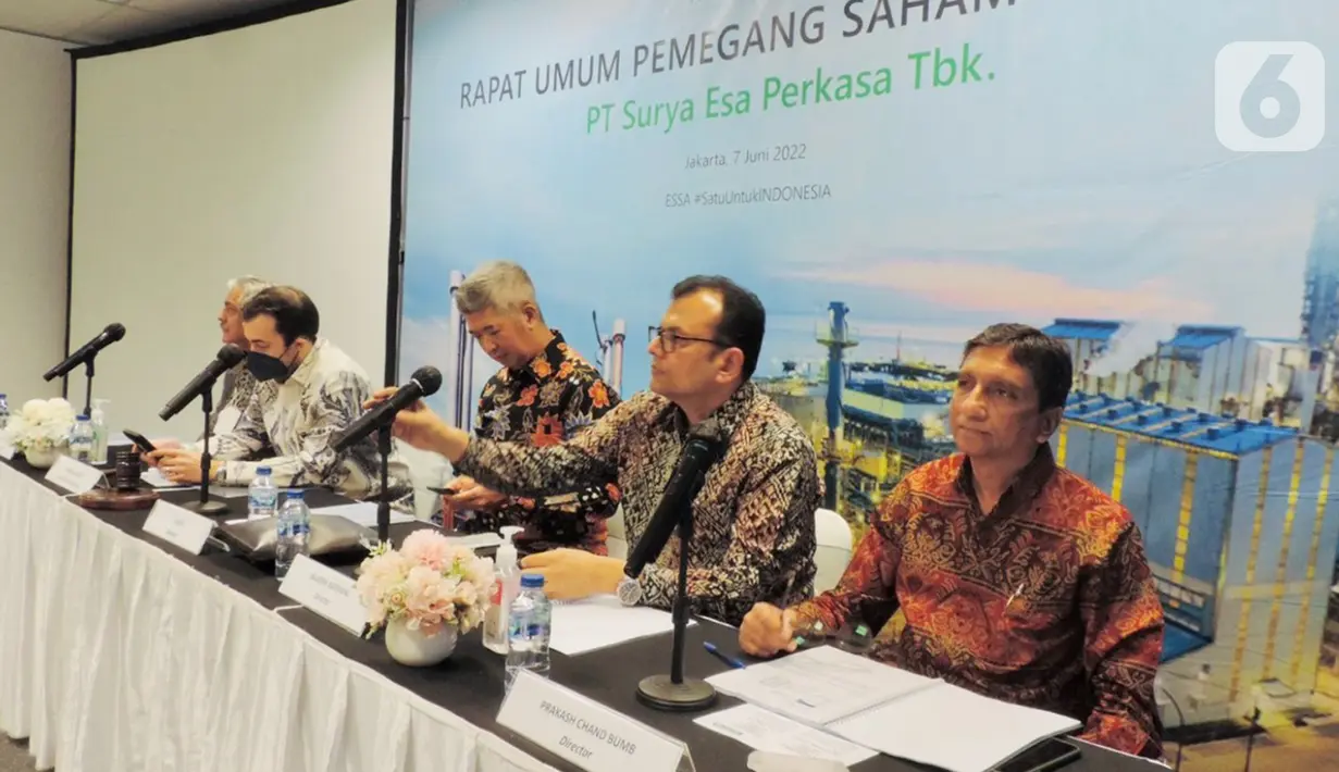 Jajaran direksi PT Surya Esa Perkasa Tbk (ESSA) saat Rapat Umum Pemegang Saham Tahunan (RUPST) di Jakarta, Selasa (7/6/2022). PT Surya Esa Perkasa Tbk (ESSA) akan membagikan dividen sebesar Rp78,3miliar yang diambil dari laba bersih yang diatribusikan kepada Perseroan pada 2021. (Liputan6.com/HO/Alwi)