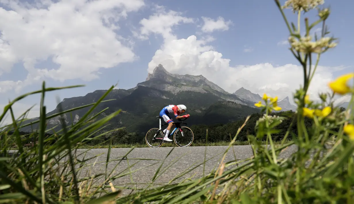 Pebalap Belanda, Tom Dumoulin, beraksi di Etape 18 Tour de France yang menggelar nomor individual time-trial berjarak 17 km antara Sallanches dan Megeve, Prancis, (21/7/2016). (AFP/Kenzo Tribouillard)