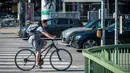 Seorang pengendara sepeda terlihat di sebuah jalan di Wina, Austria, pada 21 Agustus 2020. Wina mencatat 1,25 juta pengendara sepeda pada Juli, yang merupakan jumlah tertinggi di bulan Juli dalam catatan, demikian menurut Austrian Transport Club. (Xinhua/Guo Chen)