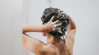 Salah pilih shampo. (c) Shutterstock/Sarayut Sridee
