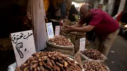 Warga saat membeli kurma di sebuah pasar di Kairo, Mesir, (24/5). Umat muslim di seluruh dunia bersiap untuk merayakan datangnya bulan suci Ramadan. (AP Photo / Amr Nabil)
